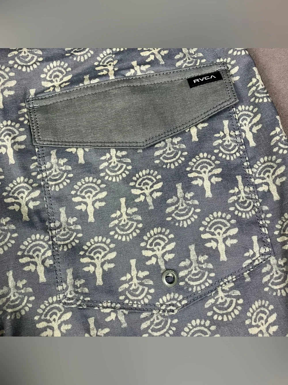 RVCA Freeport Trunks Men’s Size Green Grey Floral 16 Board Shorts NWT!